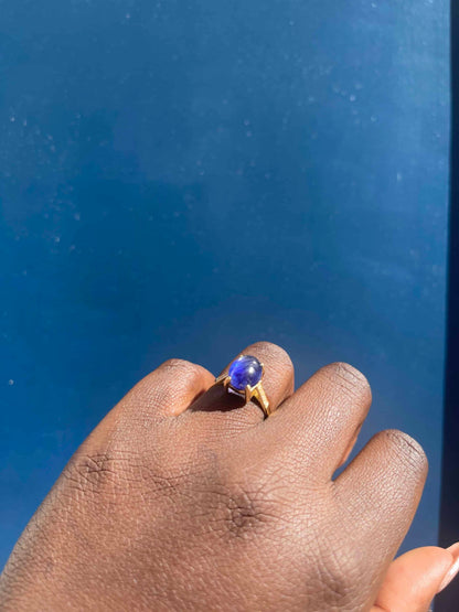 Anillo solitario &quot;Alma&quot; de zafiro cabujón de 5,50 quilates y diamantes