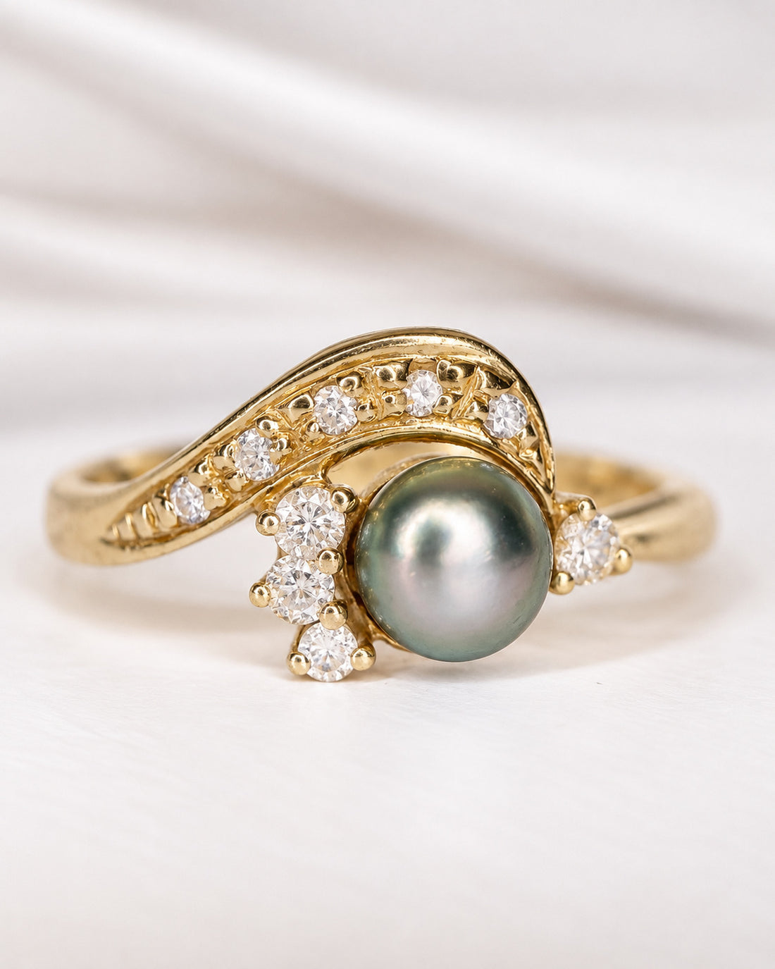 Tourbillon Ring with Tahitian Pearl &amp; Diamonds "Hina"