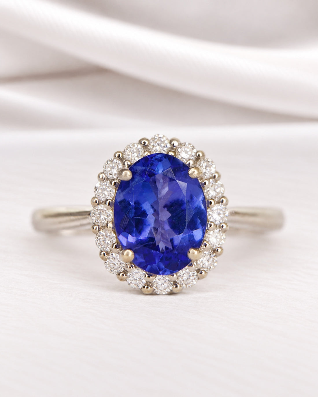 Anillo Margarita de Tanzanita de 1.65 quilates y Diamantes de 0.32 quilates, 4.14 g, «Lina»