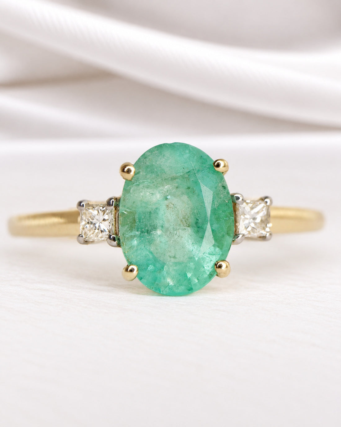 Anillo trilogía de esmeralda de 1.60 quilates y diamantes «Agathe»