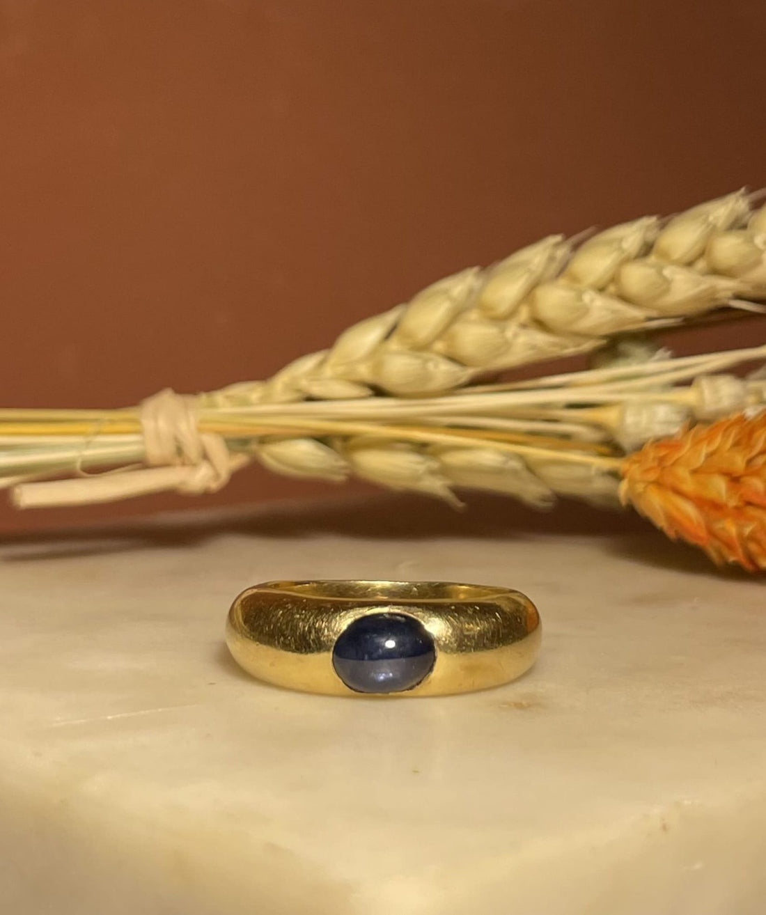 Anillo tipo brazalete con zafiro &quot;Chendra&quot;