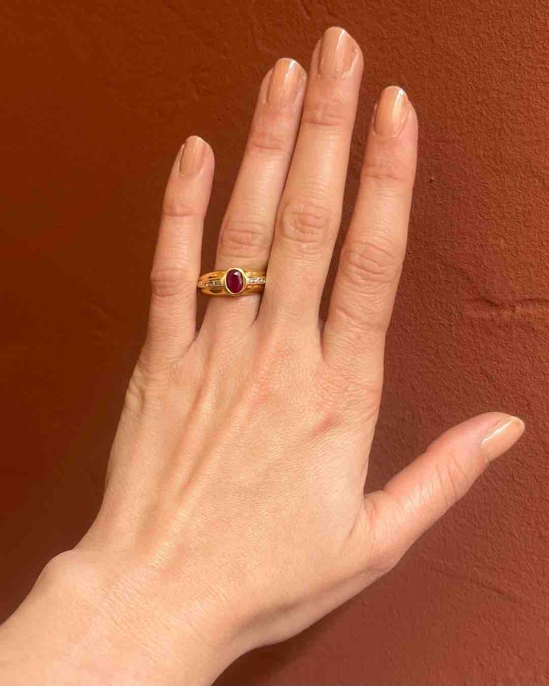 Anillo brazalete de diamantes y rubíes "Ilia"