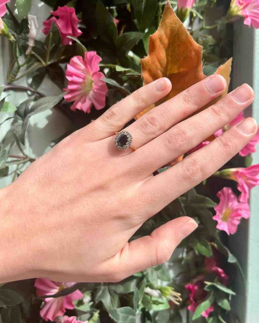 Anillo de margaritas con zafiro y diamantes "Manon"