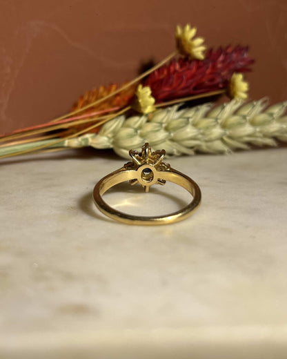Anillo &quot;Maude&quot; con margaritas de diamantes y zafiros