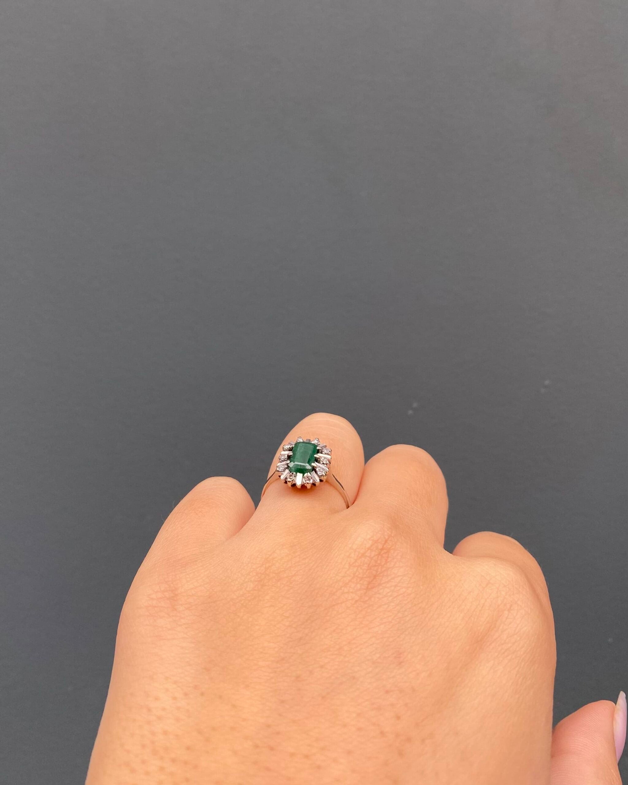 Bague Marguerite Émeraude 1 carat &amp; 10 Diamants &quot;Andrea&quot;
