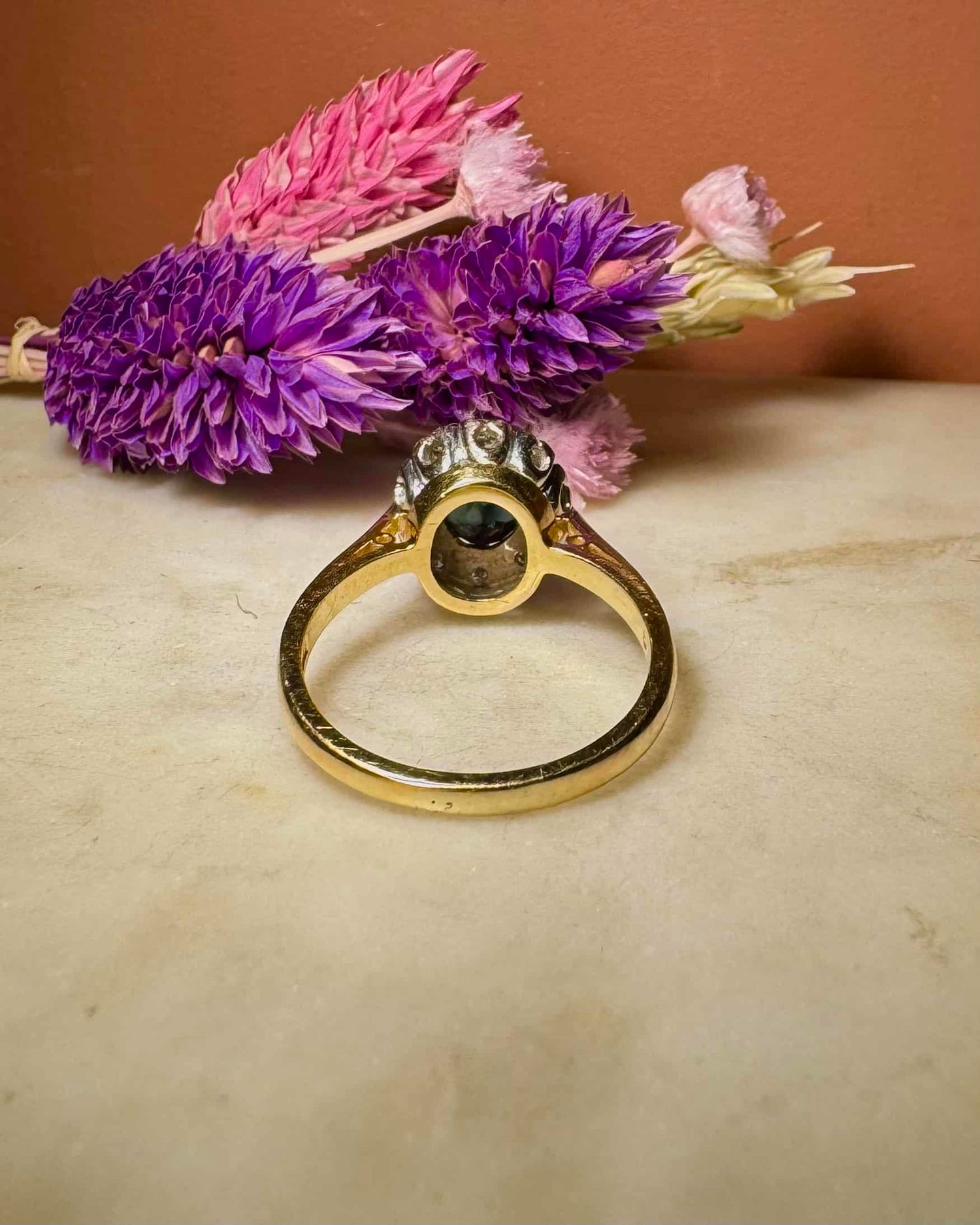 Anillo de margarita azul de 1,65 quilates con zafiro y 10 diamantes