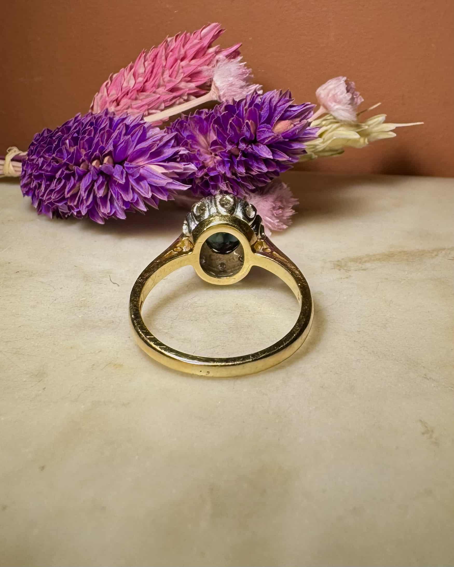 Bague Marguerite Saphir 1.65 Carats &amp; 10 Diamants "Azure"