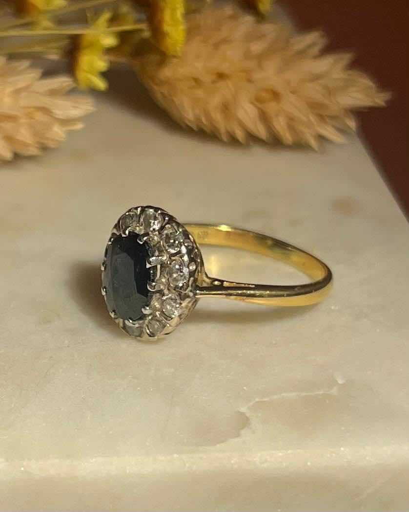 Anillo de margaritas con zafiro y diamantes "Manon"