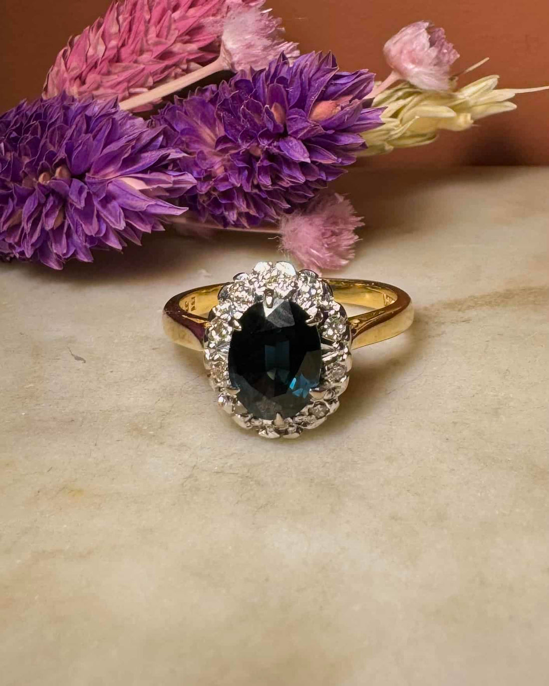 Anillo de margarita azul de 1,65 quilates con zafiro y 10 diamantes