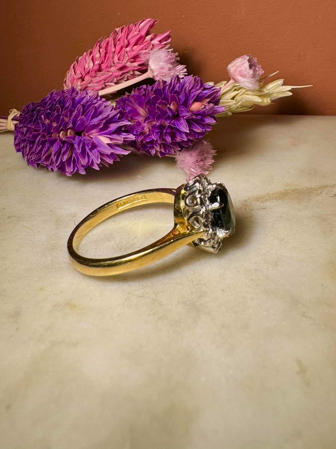 Anillo de margarita azul de 1,65 quilates con zafiro y 10 diamantes