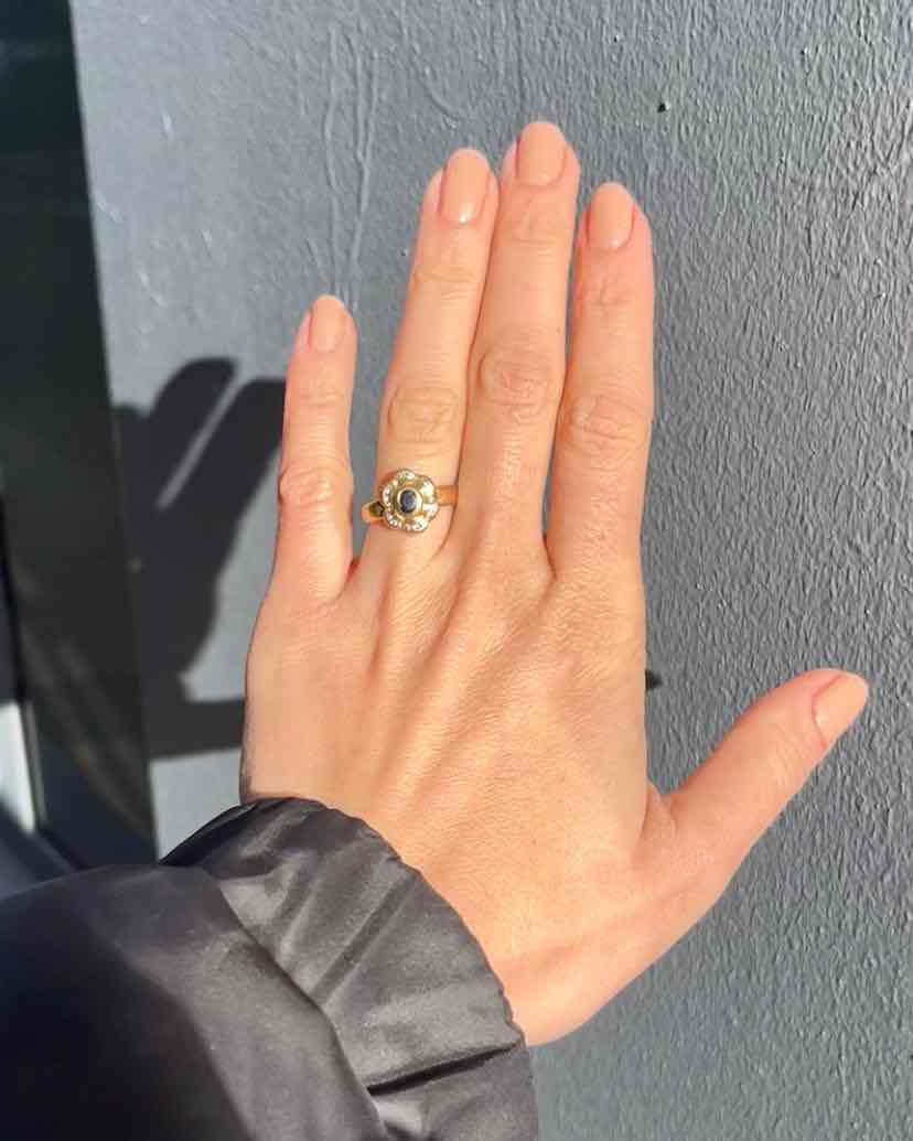 Anillo "Monica" con margaritas de diamantes y zafiros