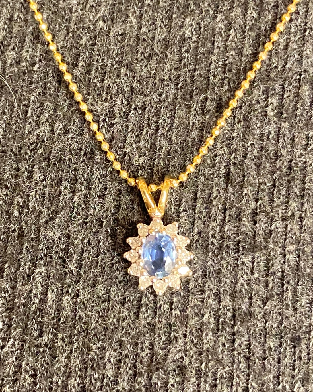 Colgante Margarita Zafiro Azul Pastel 0.45 quilates y Diamantes "Shania"