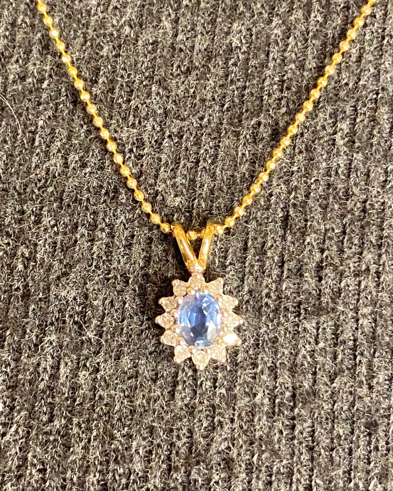 Colgante Margarita Zafiro Azul Pastel 0.45 quilates y Diamantes "Shania"