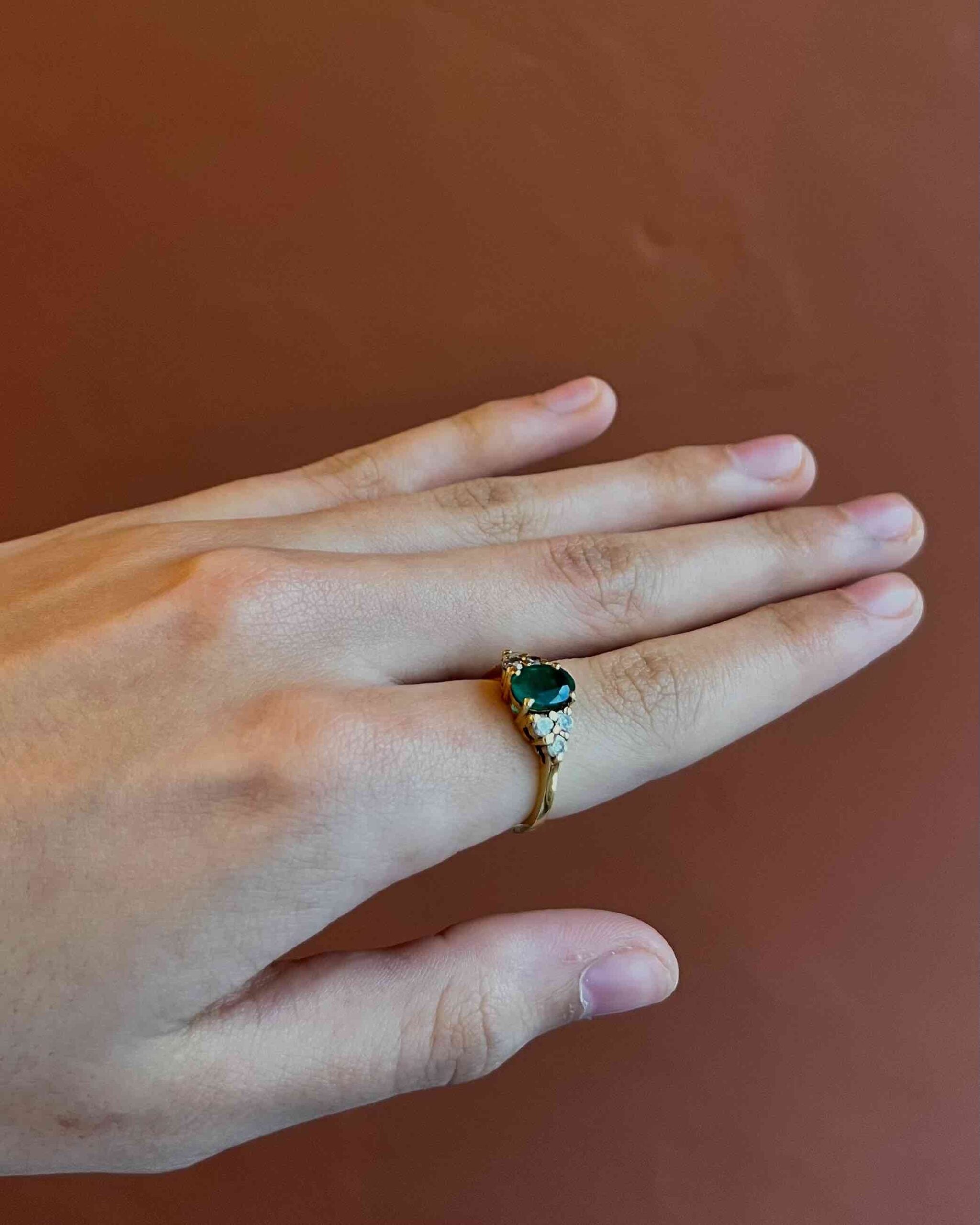 Anillo trilogía de esmeraldas y diamantes "Aldana"