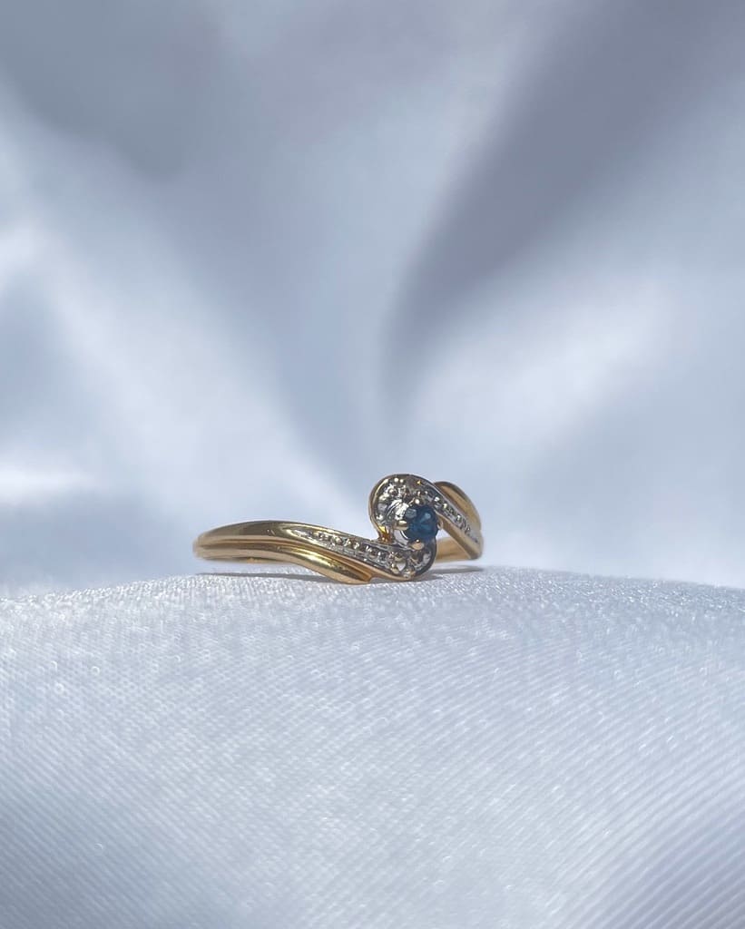 Anillo &quot;Amelia&quot; con zafiro y diamantes en espiral