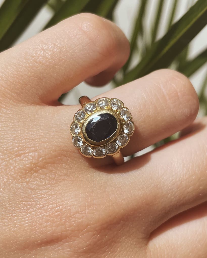 Anillo vintage de margaritas con zafiro y diamantes &quot;Gabriella&quot;
