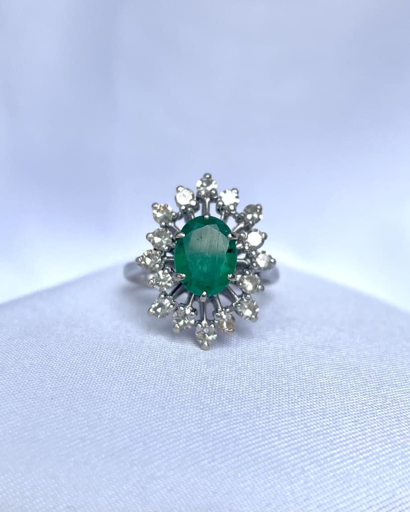 Anillo &quot;Aliénor&quot; con margaritas de esmeralda y diamantes