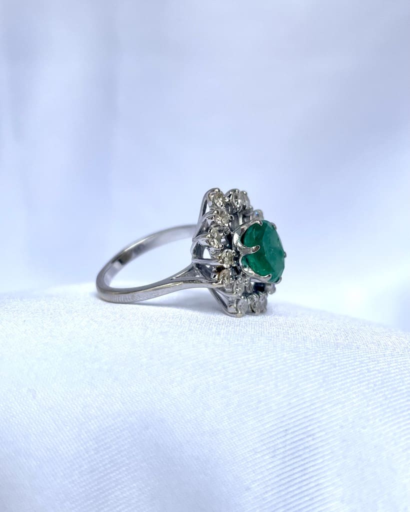 Anillo &quot;Aliénor&quot; con margaritas de esmeralda y diamantes
