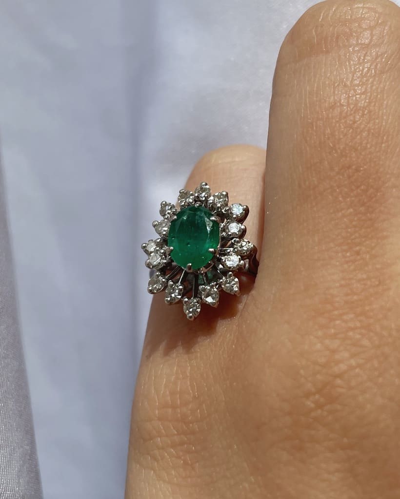 Anillo &quot;Aliénor&quot; con margaritas de esmeralda y diamantes