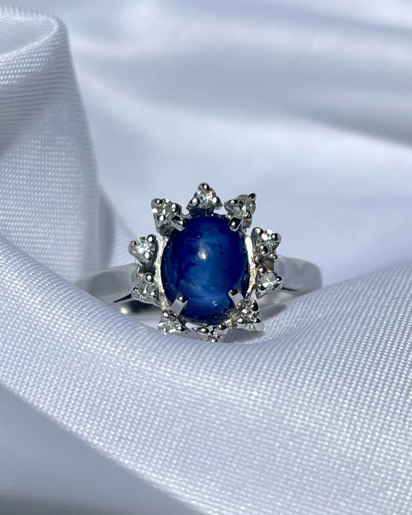 Anillo de margaritas con zafiro y diamantes &quot;Lily&quot;