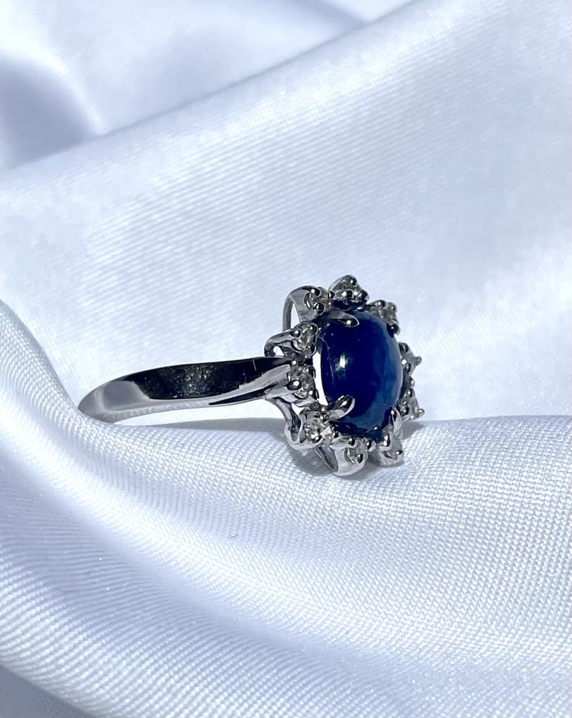 Anillo de margaritas con zafiro y diamantes &quot;Lily&quot;
