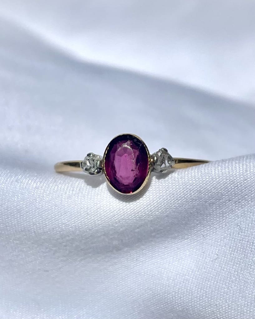 Anillo &quot;Lolita&quot; de granate rodolita y diamantes