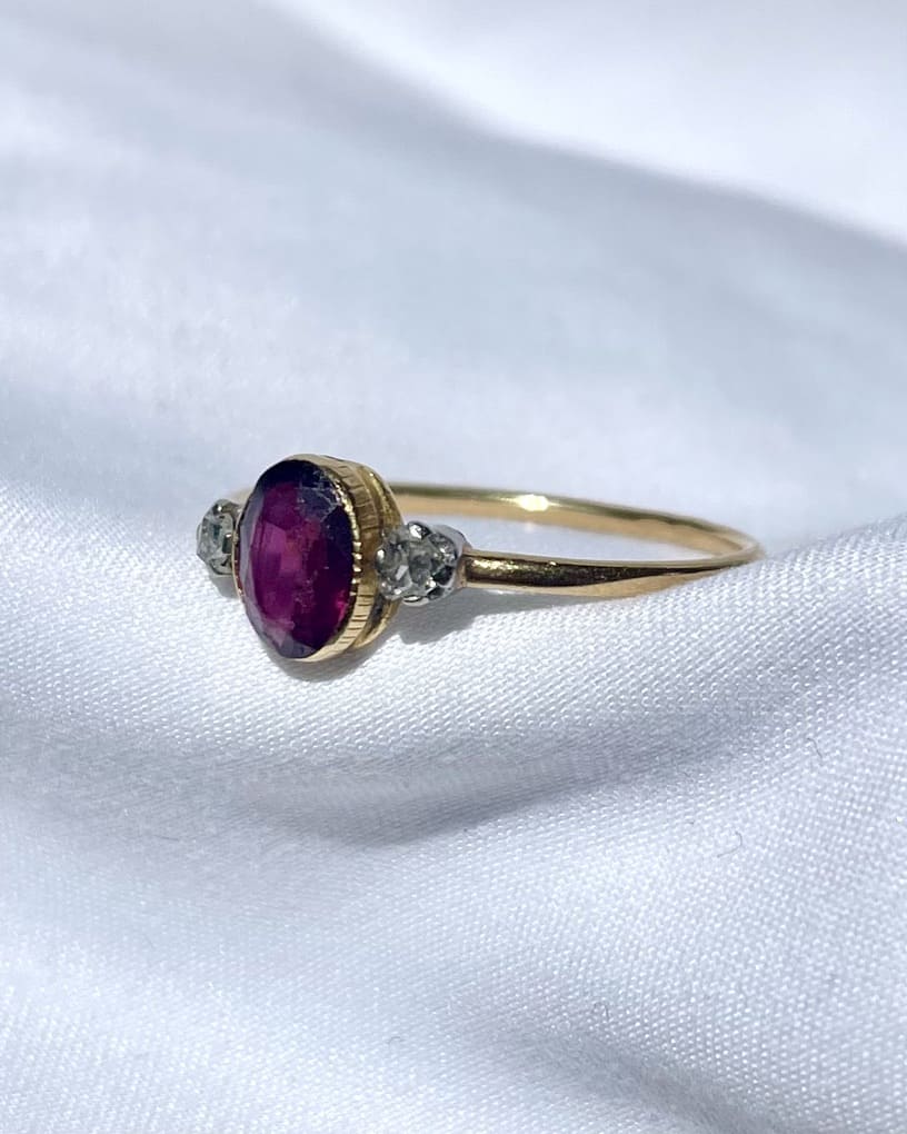 Anillo &quot;Lolita&quot; de granate rodolita y diamantes