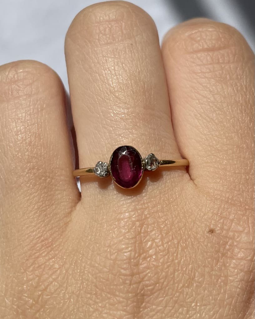 Anillo &quot;Lolita&quot; de granate rodolita y diamantes