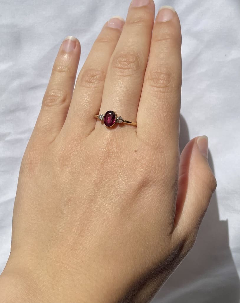 Anillo &quot;Lolita&quot; de granate rodolita y diamantes