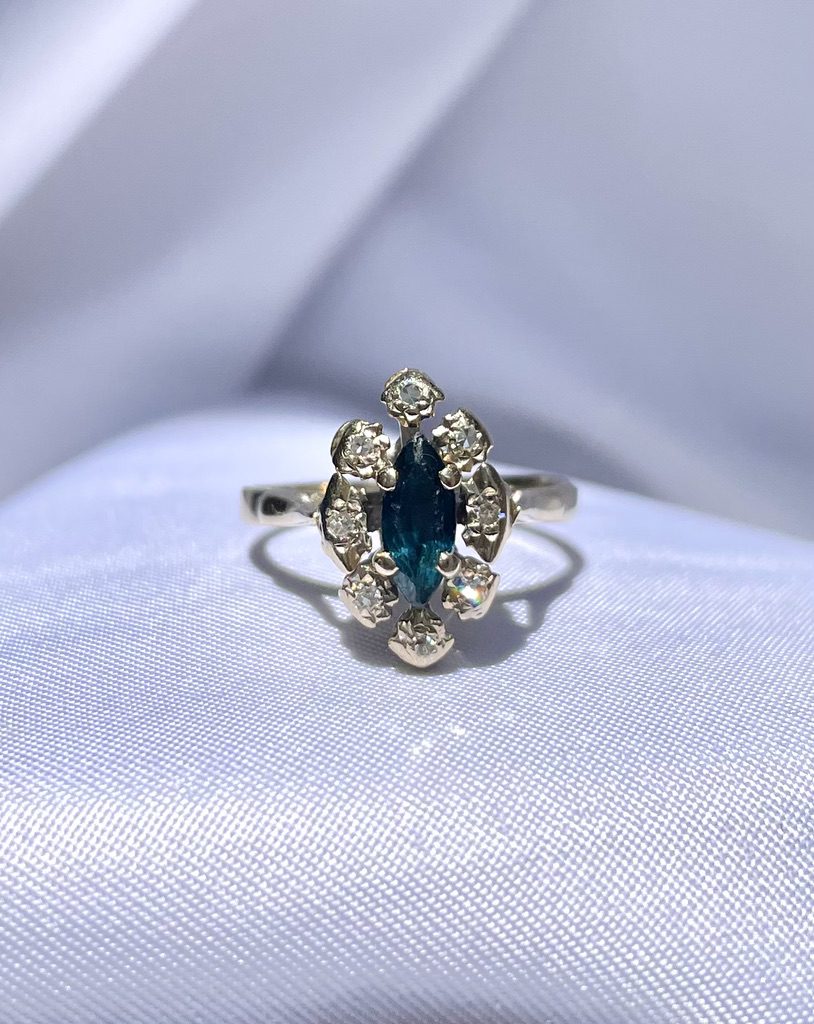 Anillo &quot;Madeleine&quot; con margaritas de zafiro y diamantes