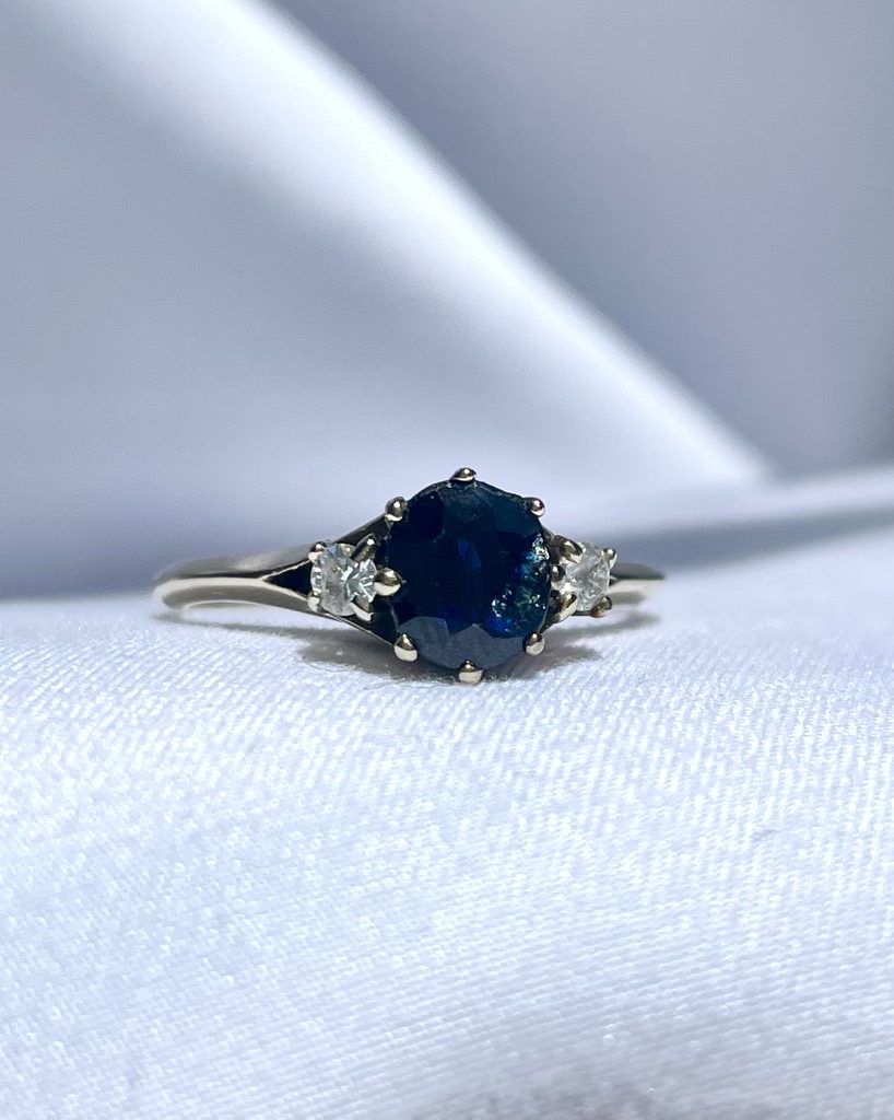 Anillo trilogía de zafiros y diamantes &quot;Lola&quot;