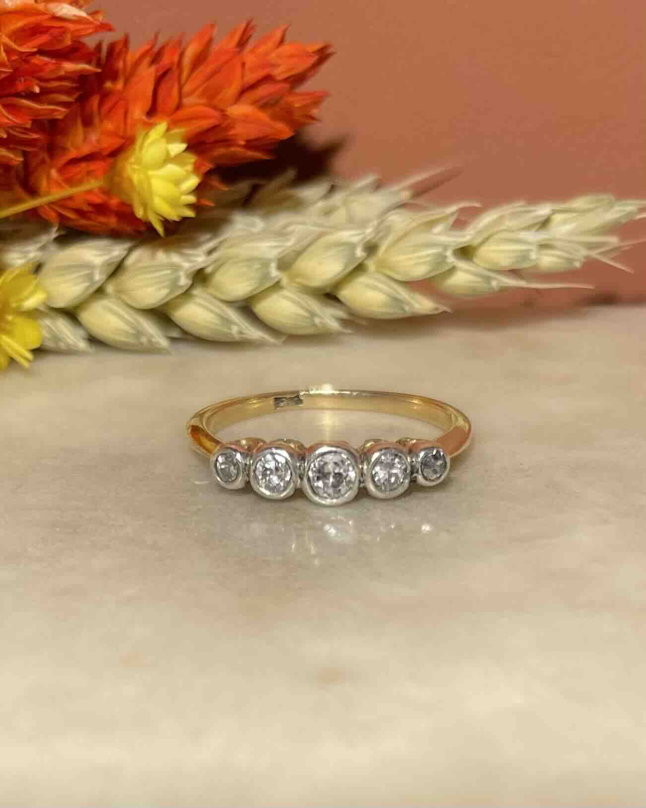 Anillo Art Déco "Naya" con 5 diamantes
