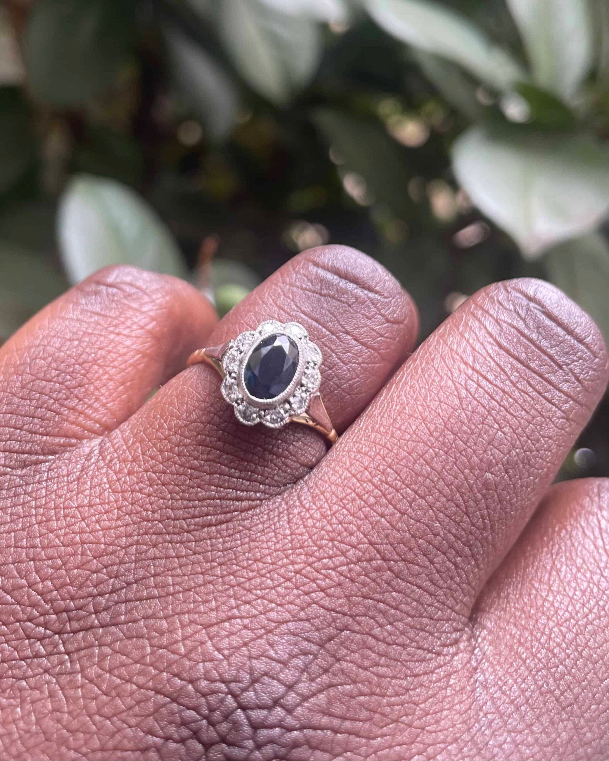 Anillo de zafiro margarita de 0,80 quilates y 10 diamantes "Marnie"