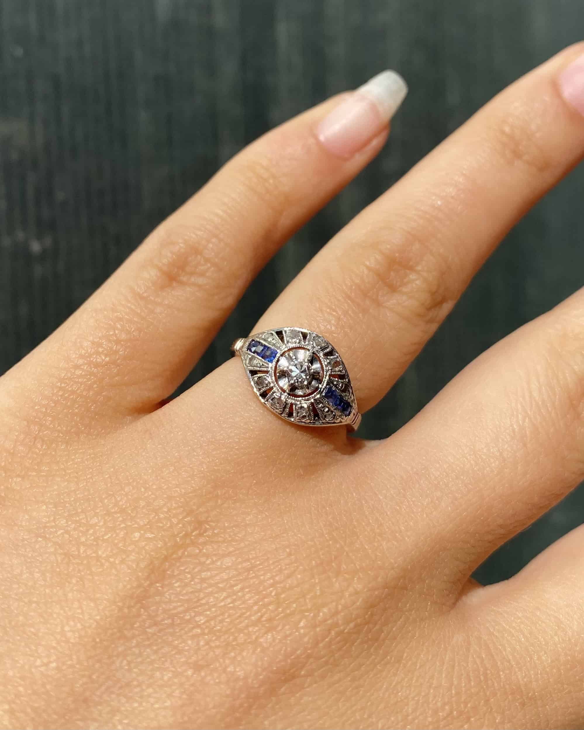 Anillo Art Déco de zafiro y diamantes "Kimy"