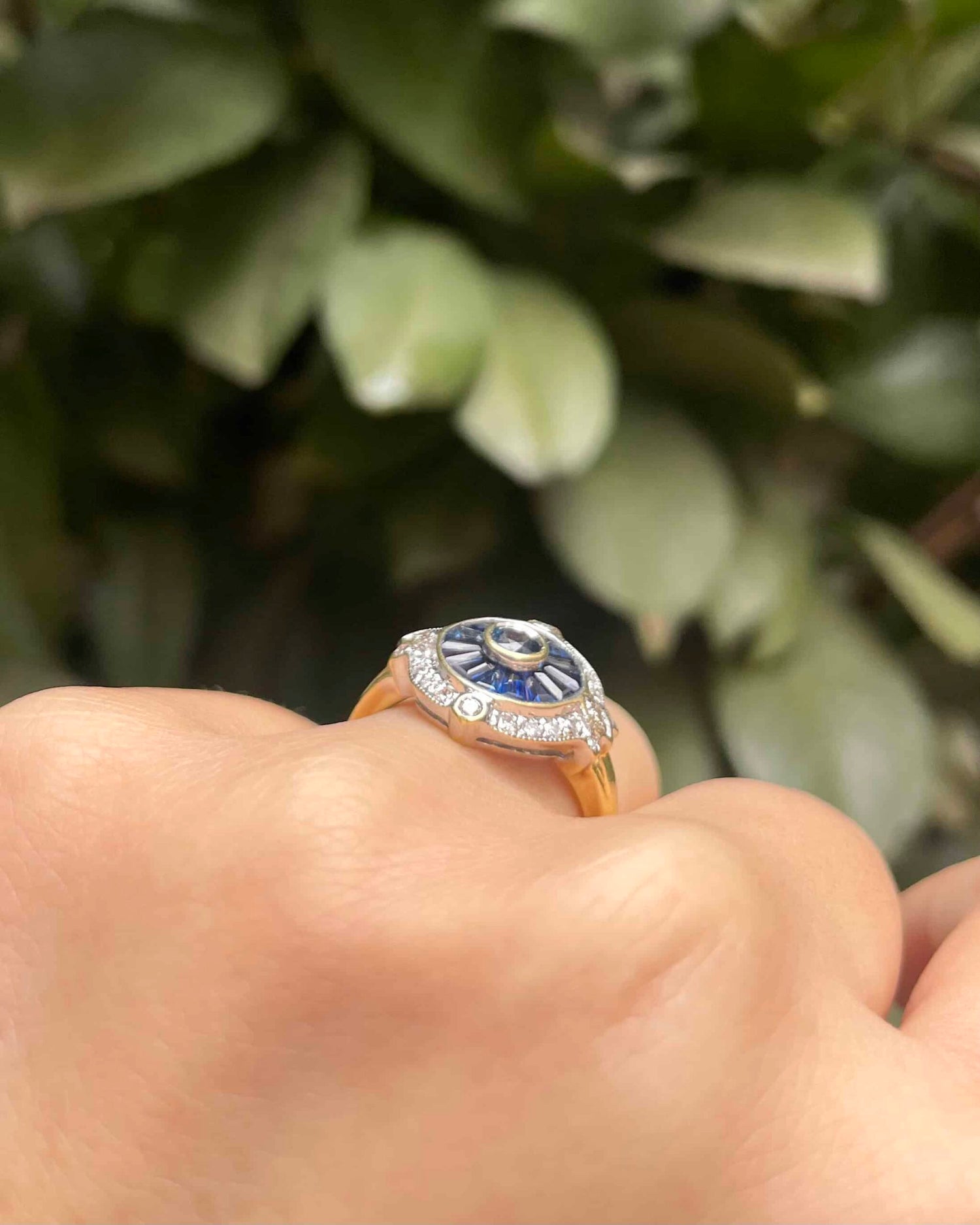 Anillo estilo Art Déco con 15 zafiros y 24 diamantes &quot;Cornelia&quot;