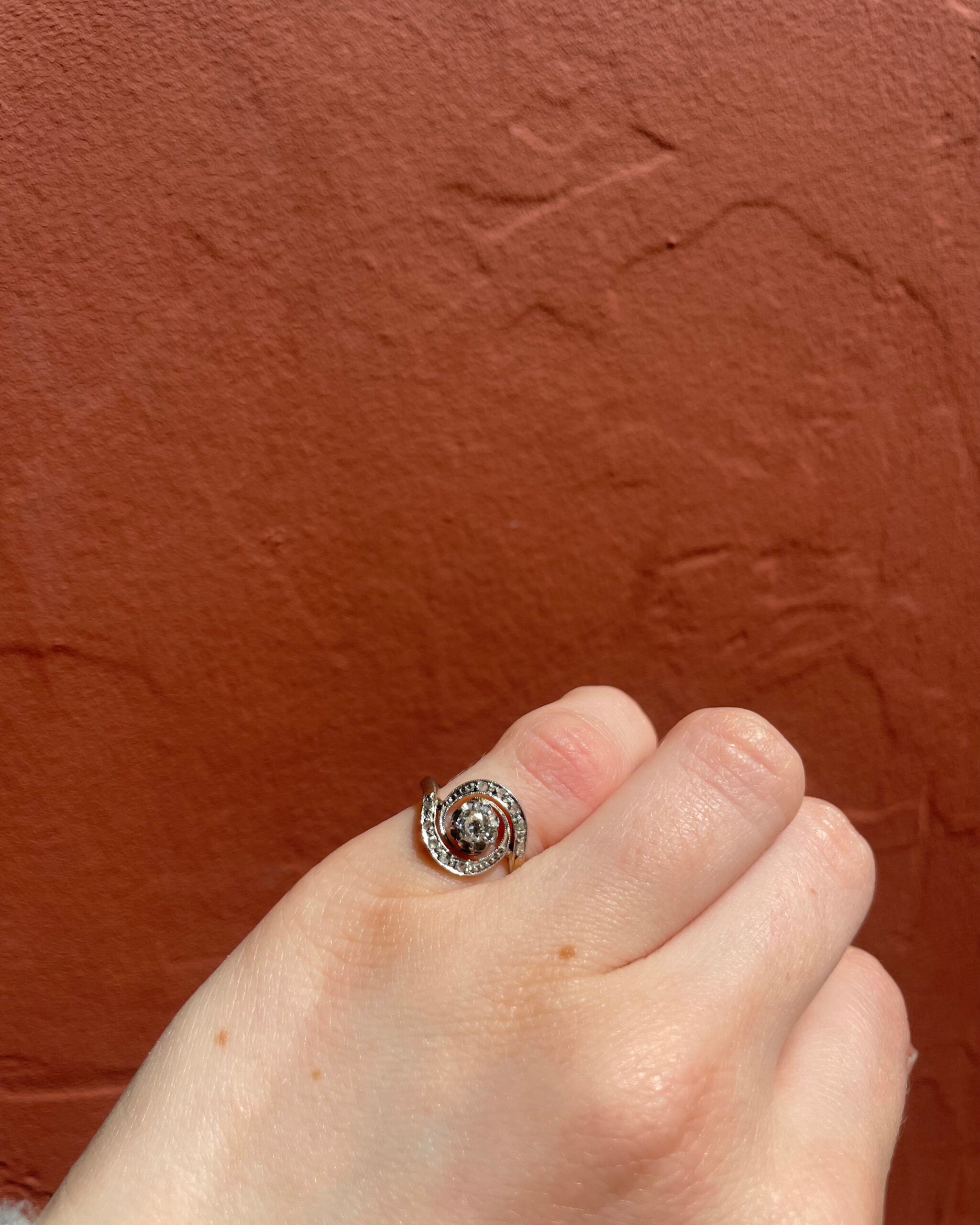 Bague Tourbillon Art-déco 11 Diamants "Sandy" - Elliade Paris