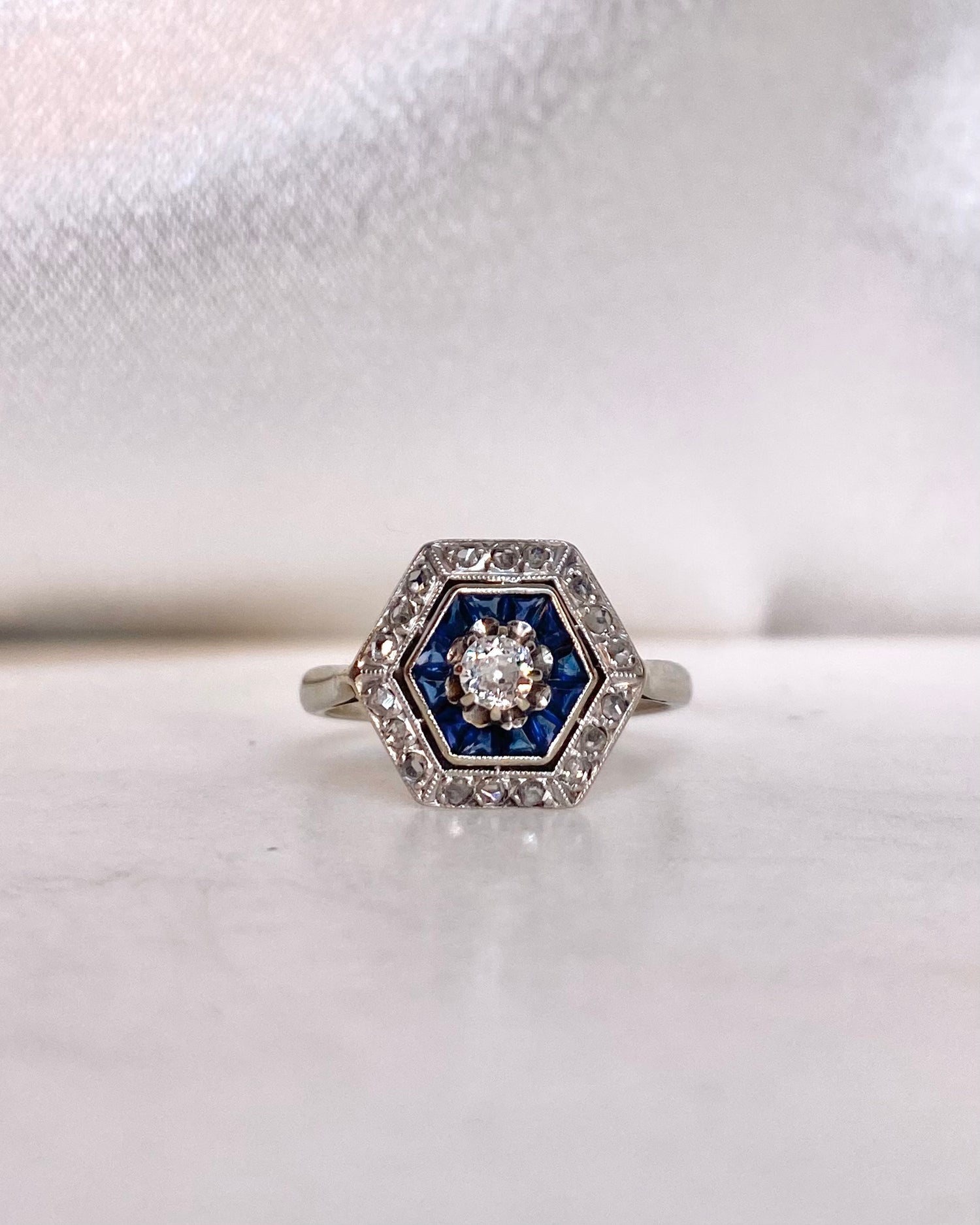 Bague Art-Déco Saphirs 1.10 carat &amp; Diamants &quot;Carmina&quot;