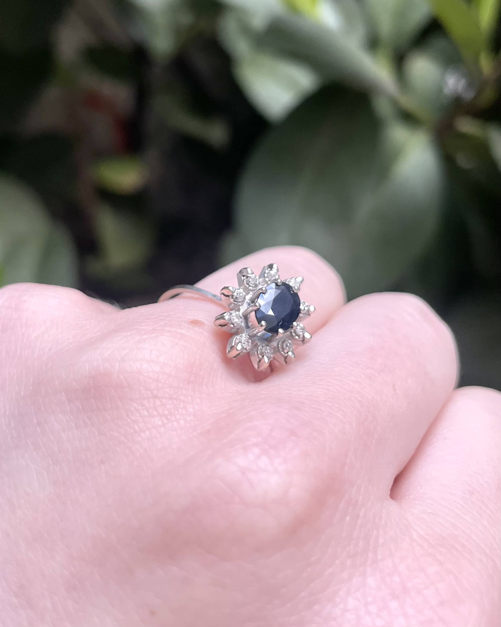 Anillo "Celine" con margaritas de zafiro y diamantes de 0,75 quilates