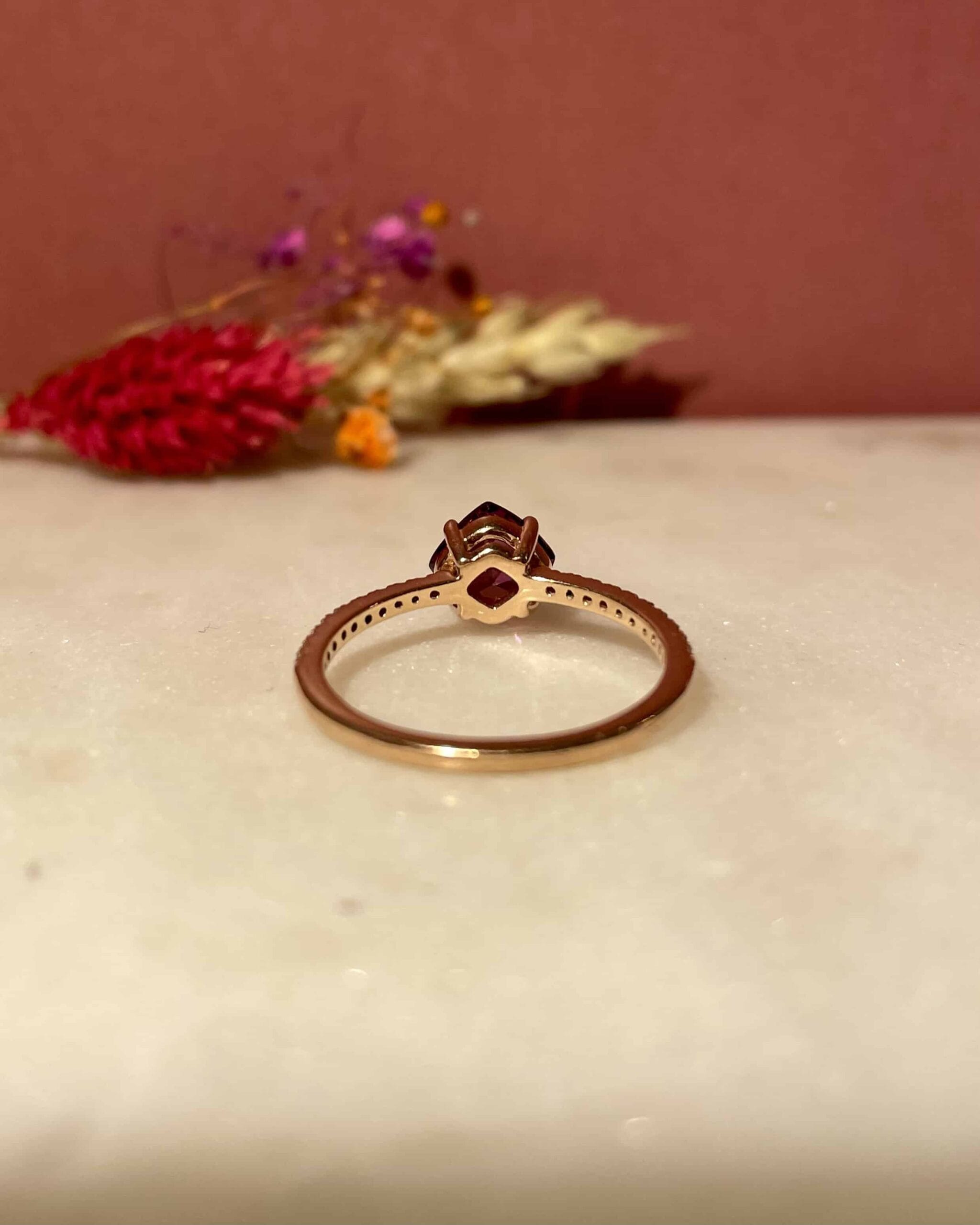 Anillo solitario "Maty" de granate de 1 quilate y 20 diamantes