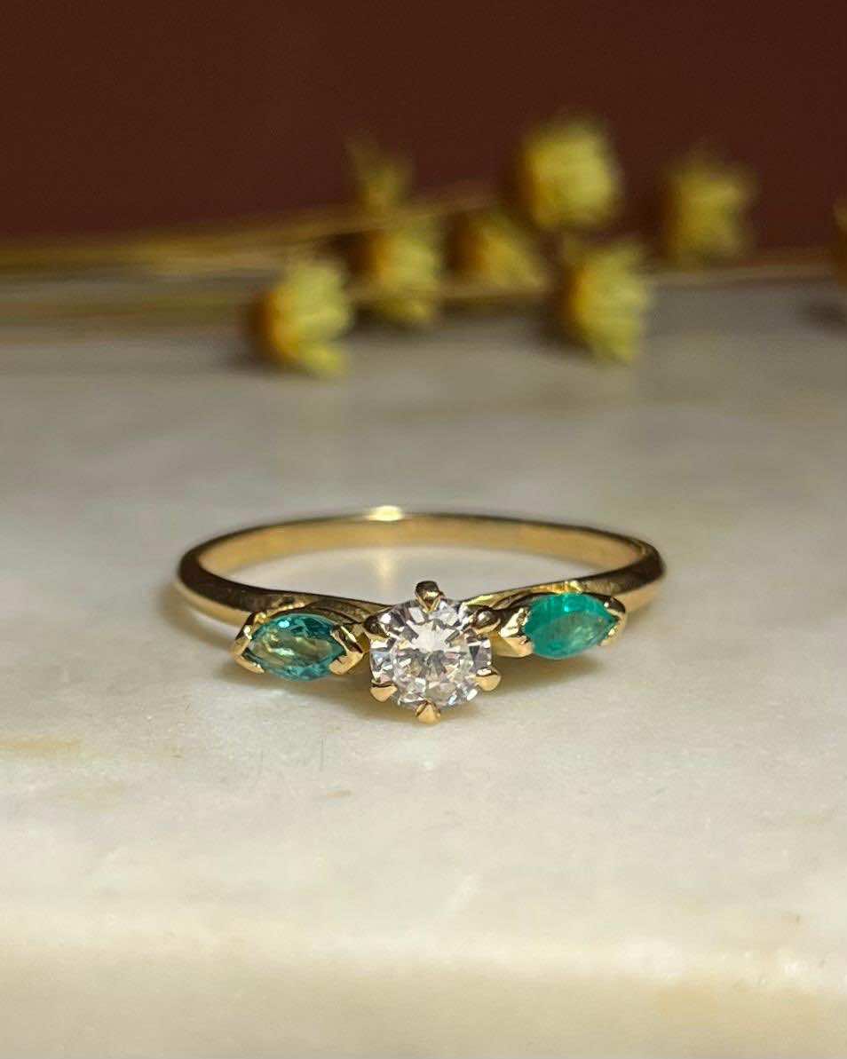 Anillo de trilogía de diamantes y esmeraldas "Anastasia"