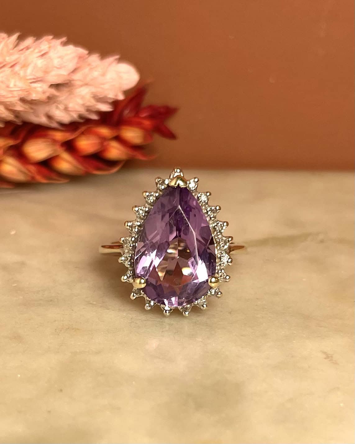 Anillo de margaritas con amatista y diamantes color marfil de 4,50 quilates 