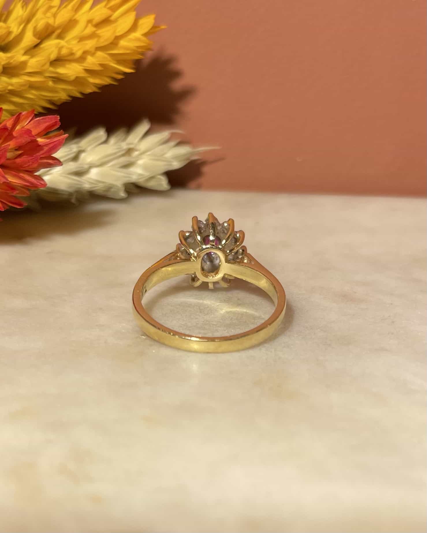 Anillo de margaritas con rubí y diamantes "Aristea"