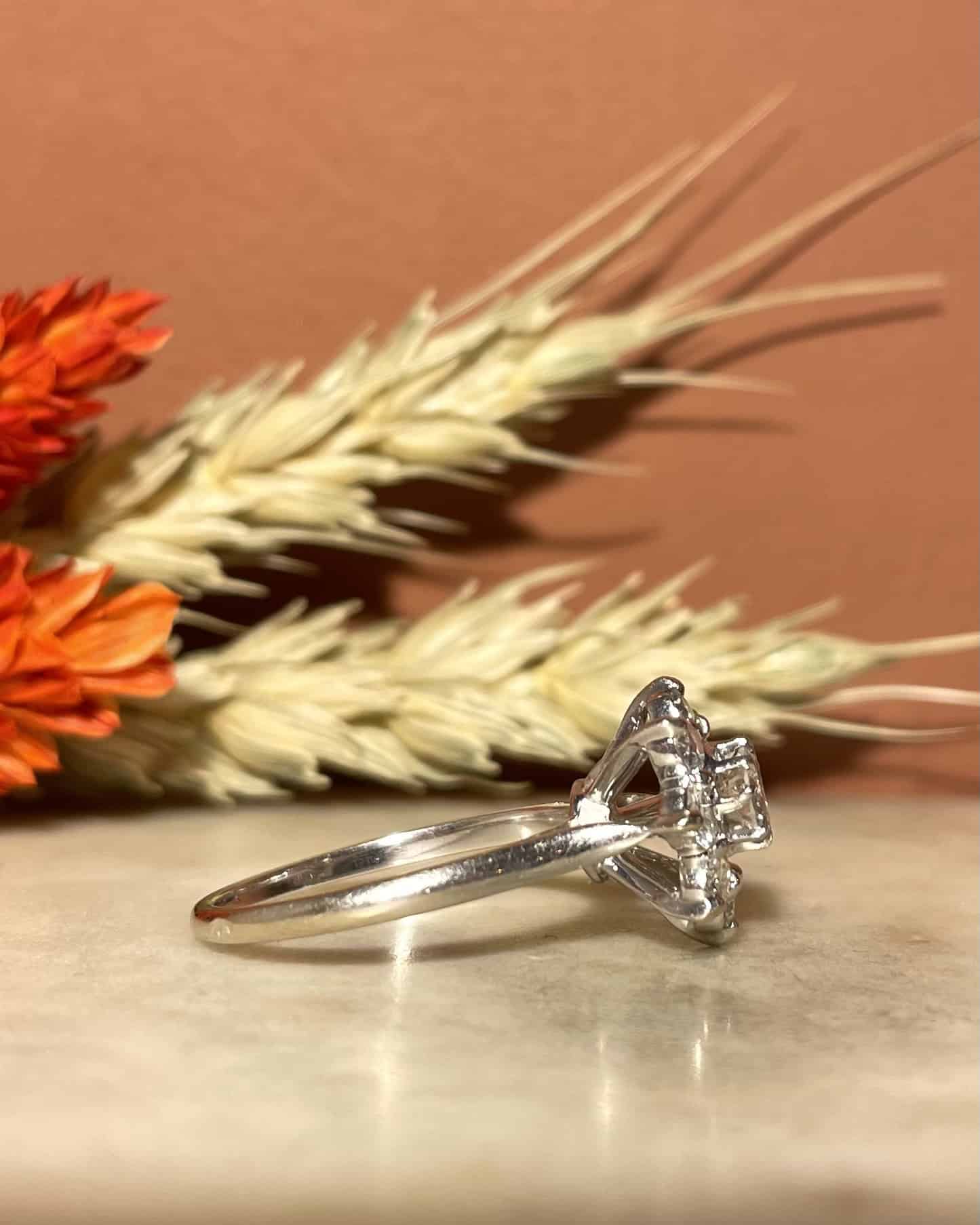 Anillo vintage de margaritas con diamantes de 0,94 quilates "Daniella"