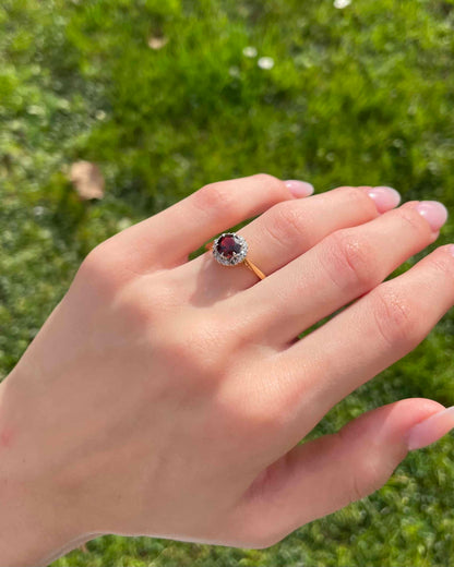 Anillo de margaritas de granate y diamantes &quot;Blayze&quot;