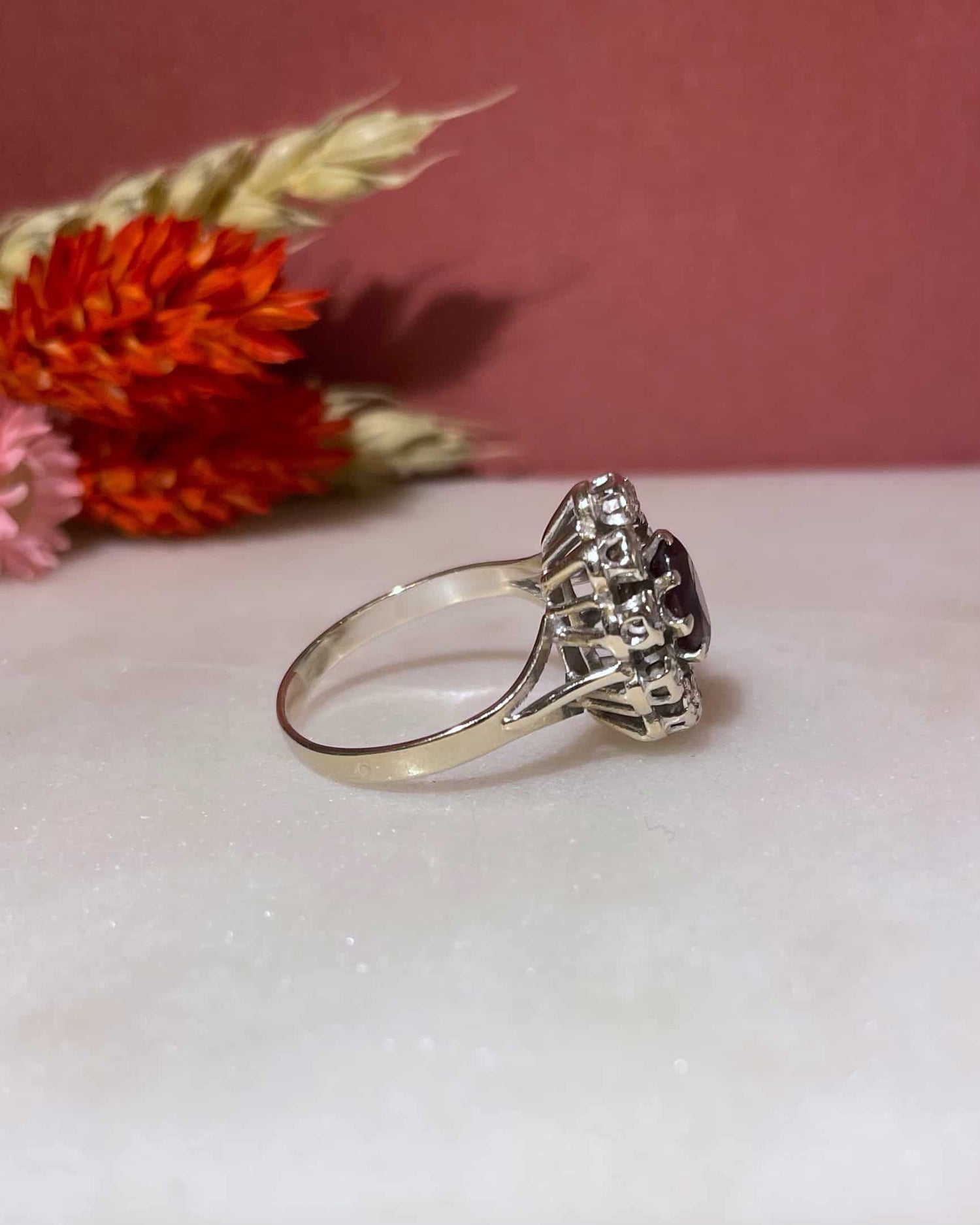 Bague Marguerite Grenat 1.20 carat &amp; 10 Diamants &quot;Noura&quot;