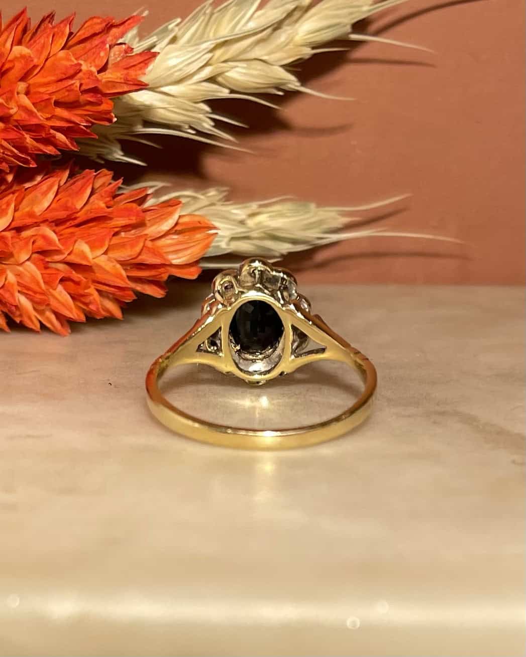 Anillo de zafiro margarita de 0,80 quilates y 10 diamantes "Marnie"