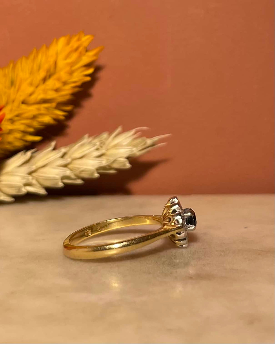 Anillo Margarita con Zafiro y Diamantes "Génia"