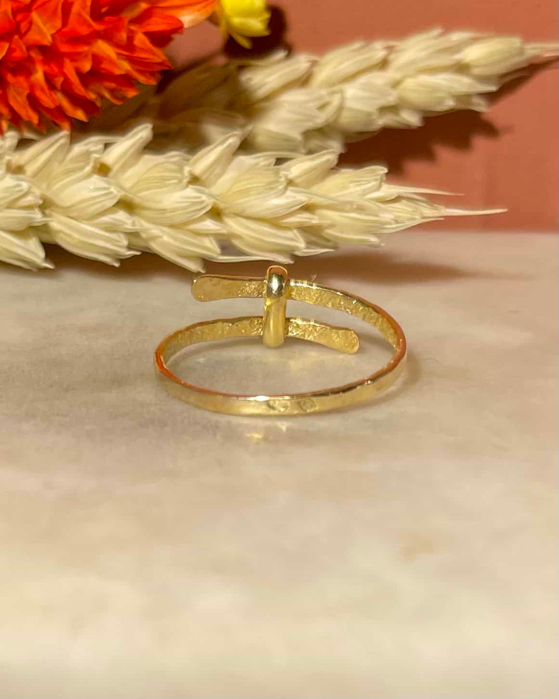 Vintage gold ring with "Thérèse" loop link