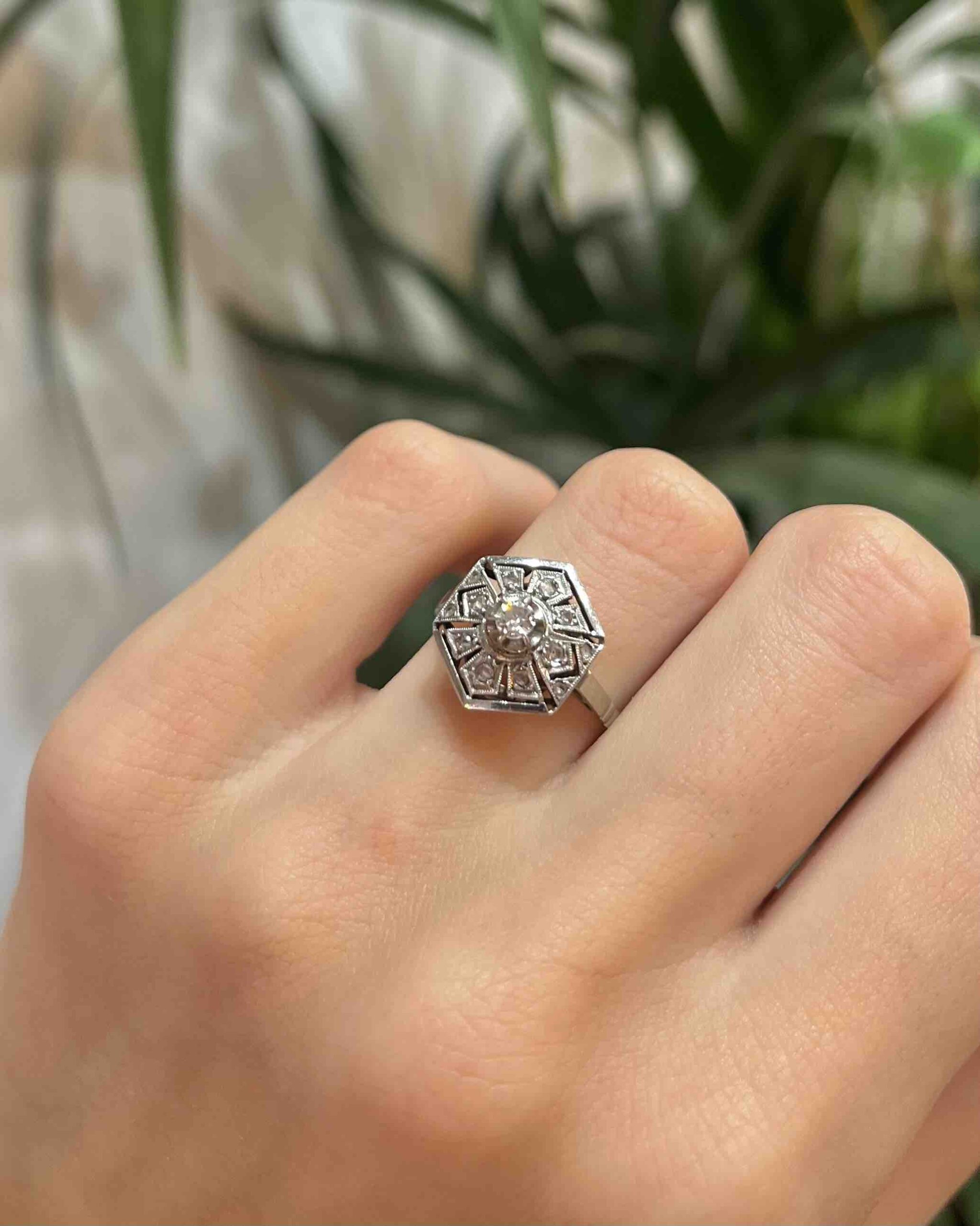 Anillo Art Déco de 9 diamantes "Lauriana"