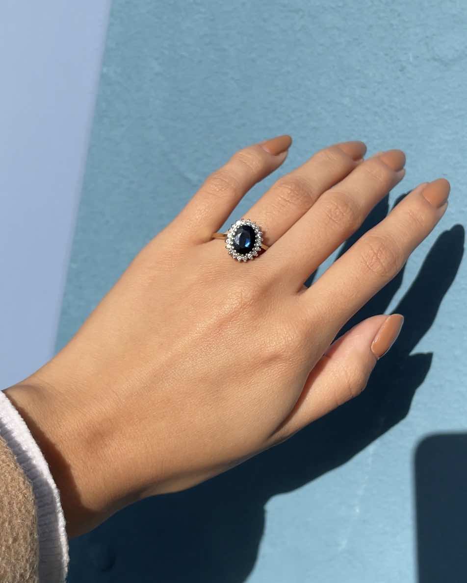 Anillo "Kendy" con margaritas de zafiro y diamantes de 2,10 quilates